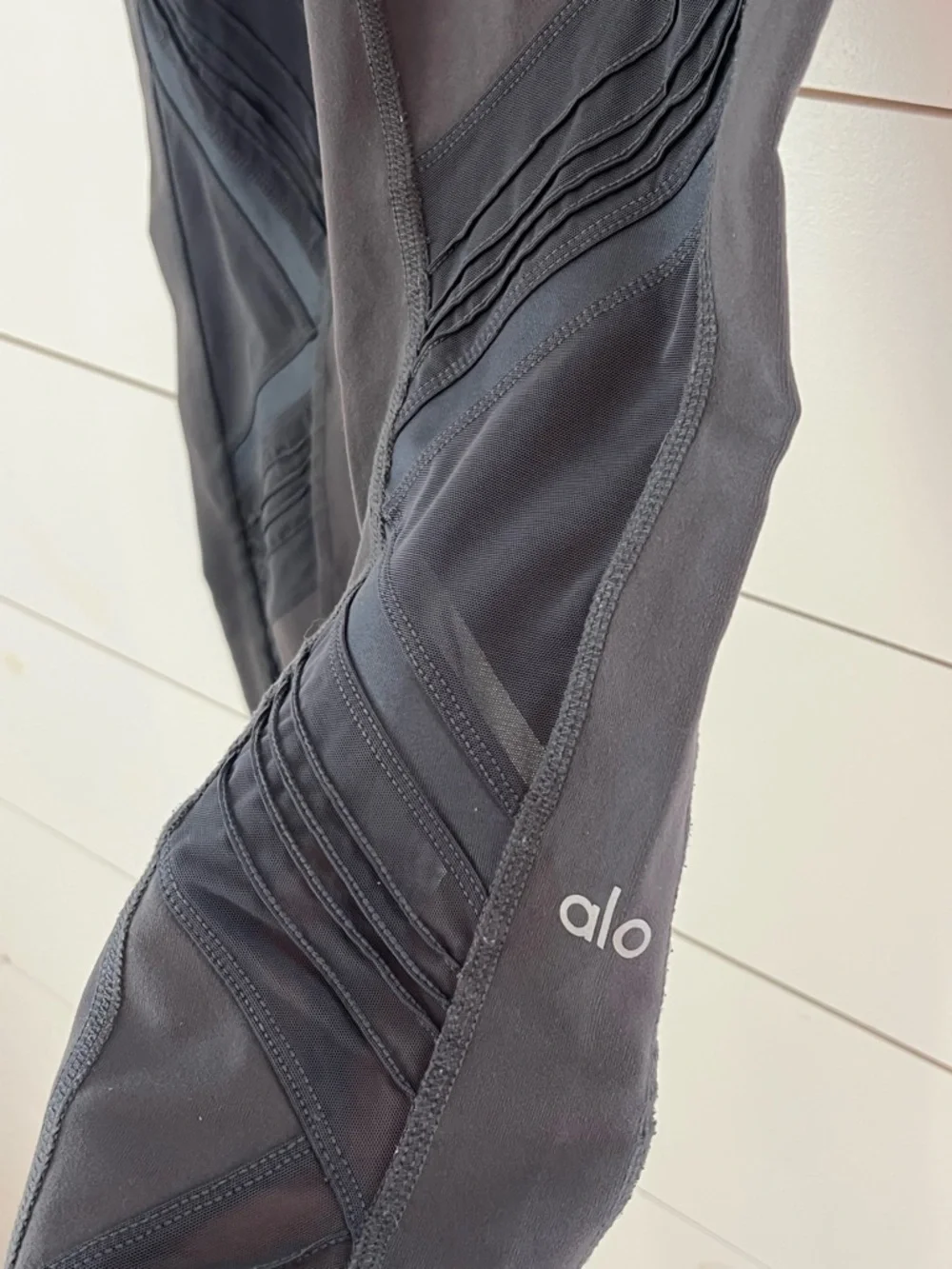 ALO Yoga Linear Striated gray High-Rise Leggings‎